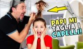 Papi taglia i capelli a Marta